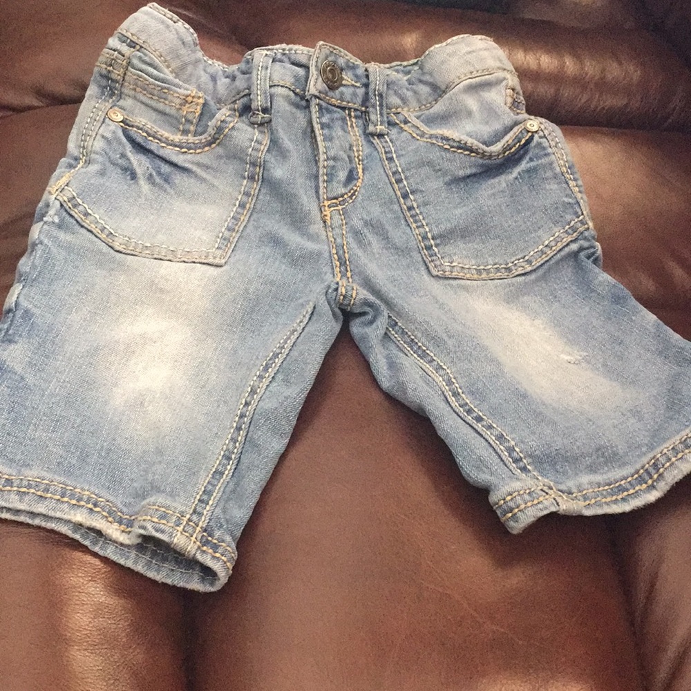 10 slim Bermuda shorts. Worn look. Adjustable